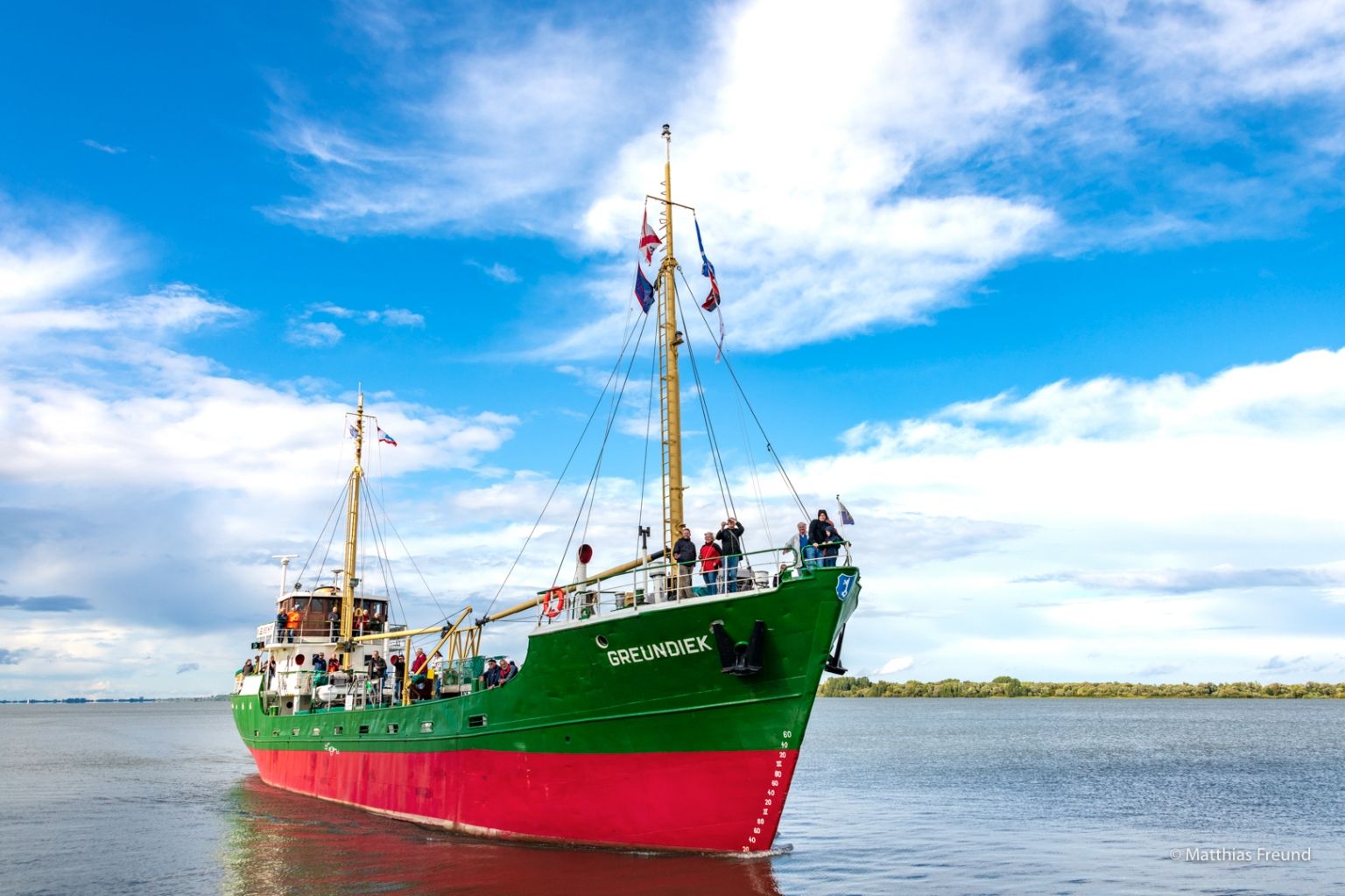 Die Greundiek mit Gästen an Deck auf der Elbe