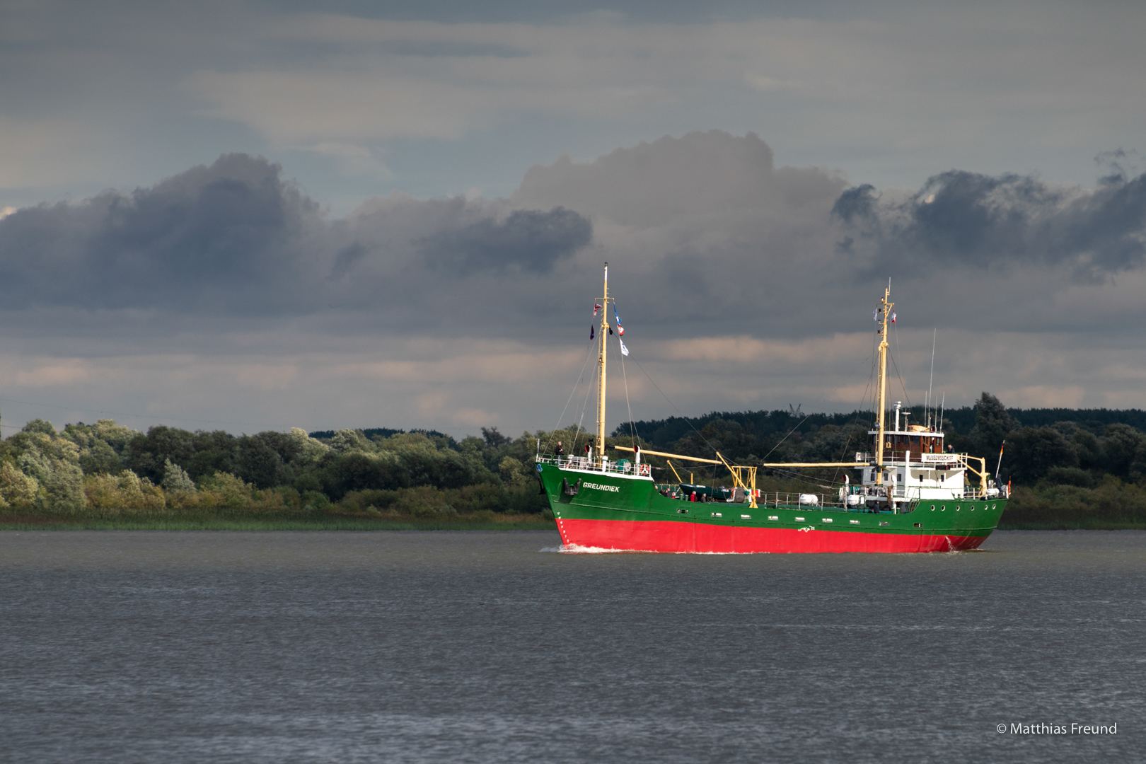 Die Greundiek auf der weiten Elbe unter Wolken