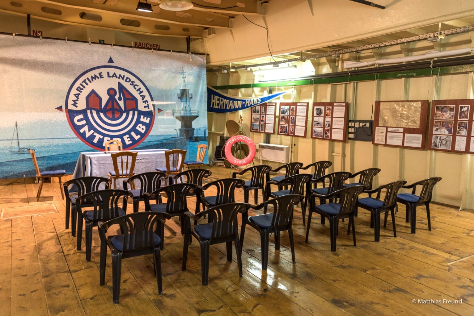 Der Saal mit Stuhlreihen für ein Konzert