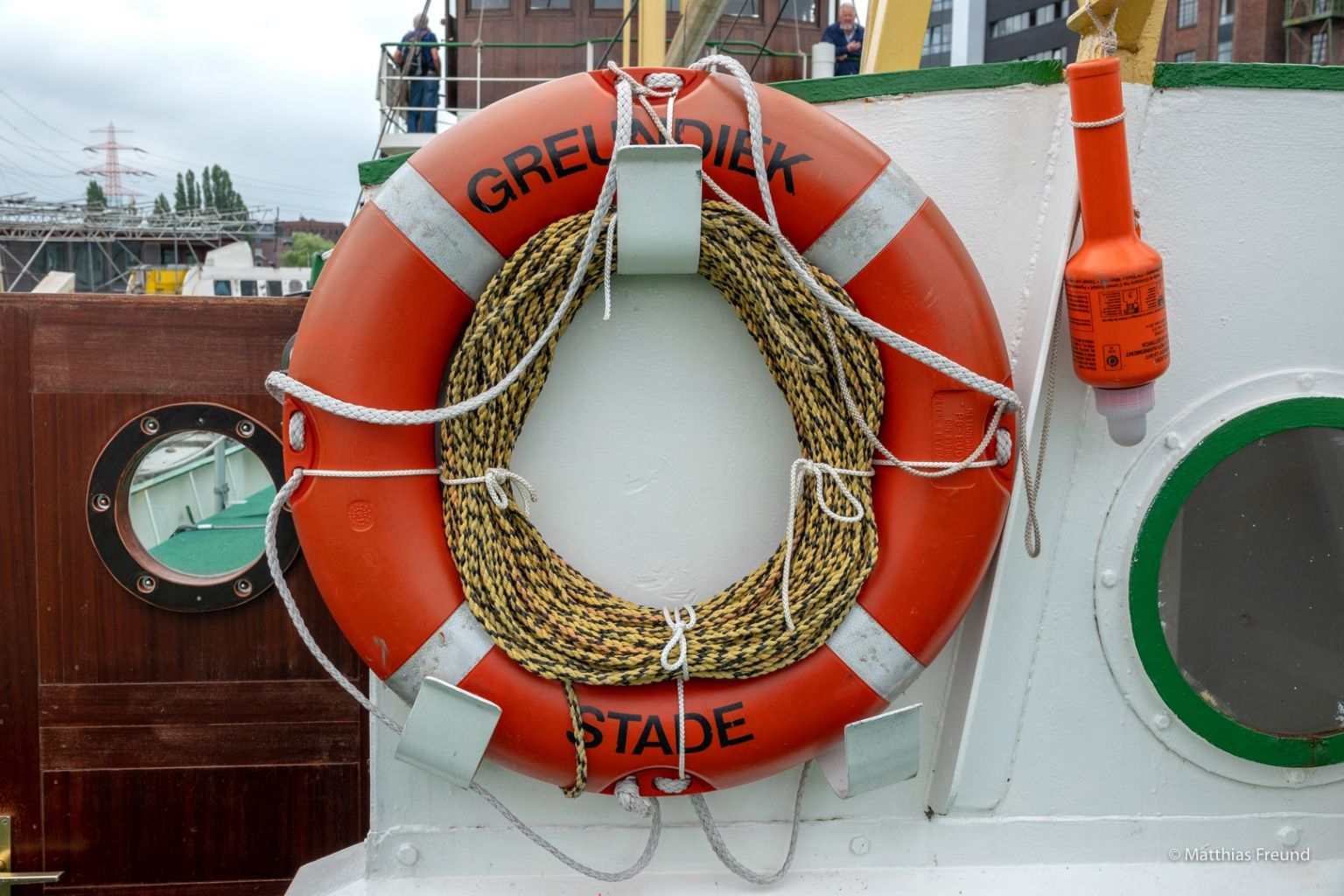 Rettungsring mit der Aufschrift Greundiek Stade