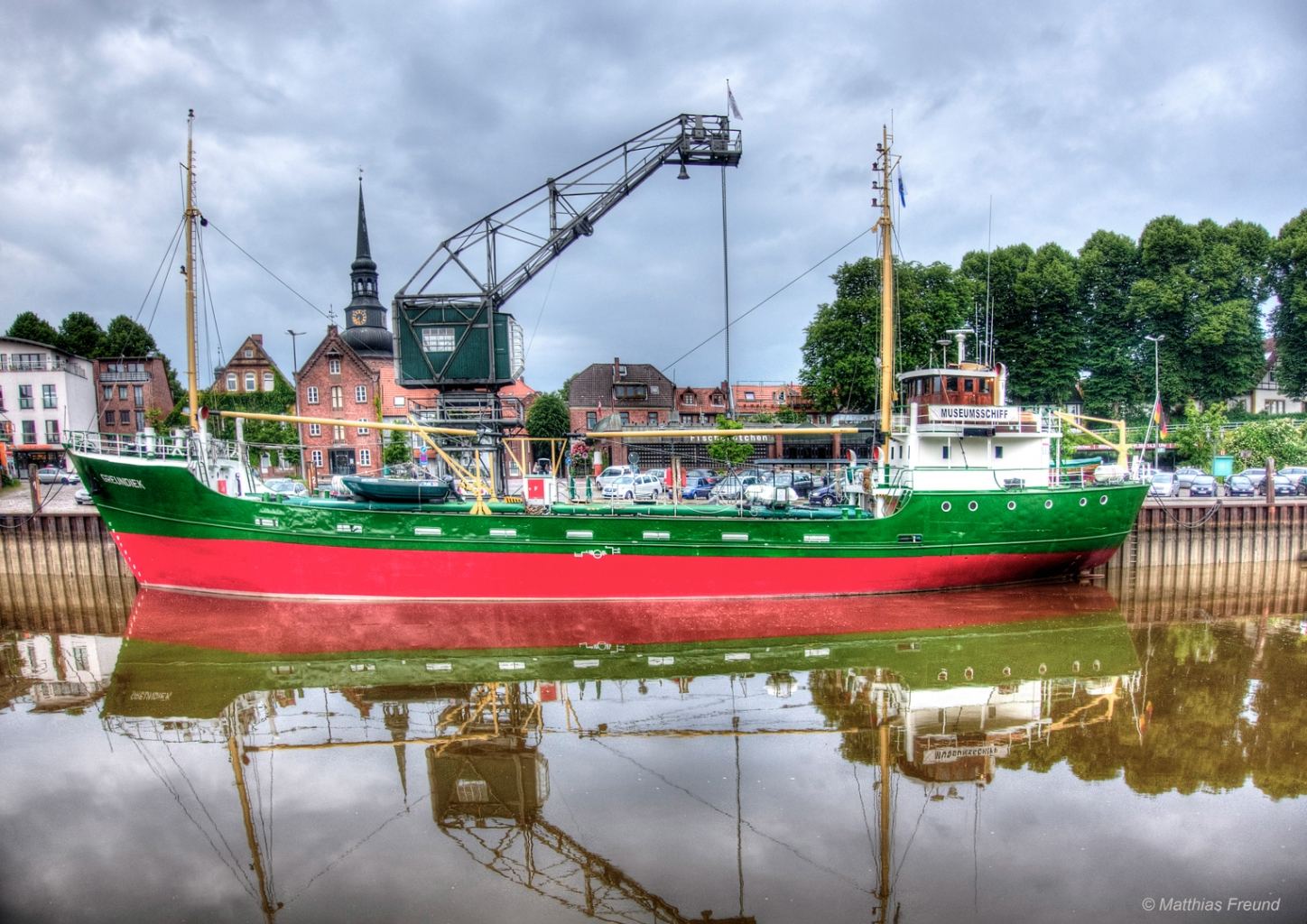 Die Greundiek im Stader Hafen vor dem historischen Holzkran